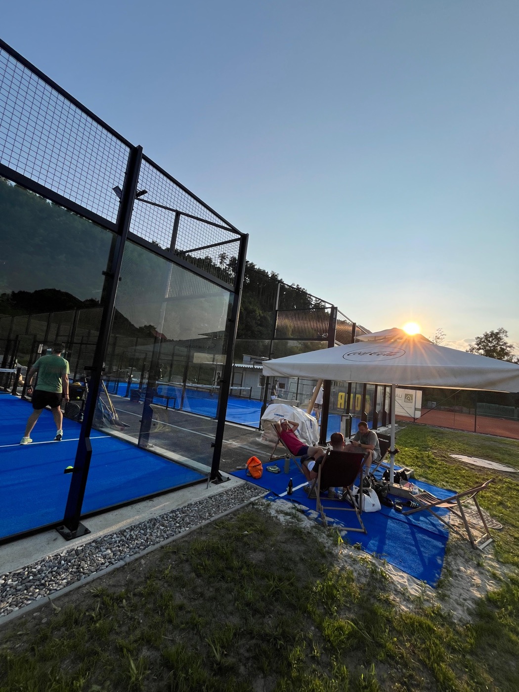 Liegestühle neben dem Court am Abend