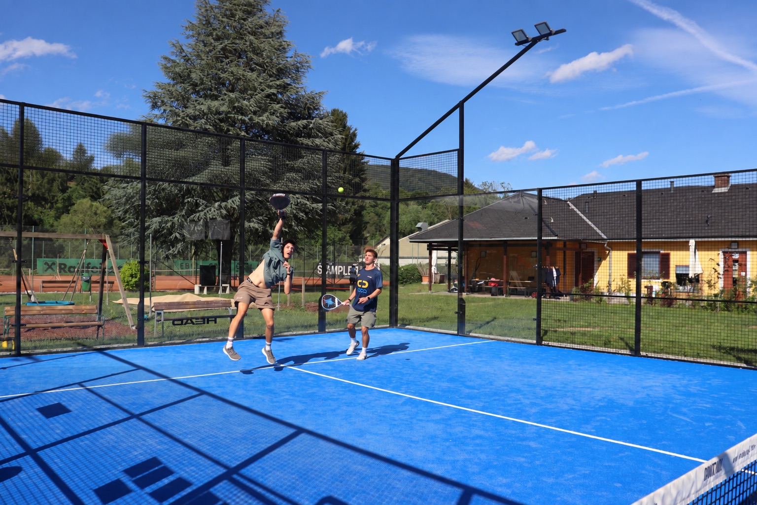 Zwei Spieler auf dem Court